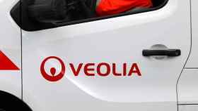 El logotipo  de Veolia en una furgoneta de la empresa.