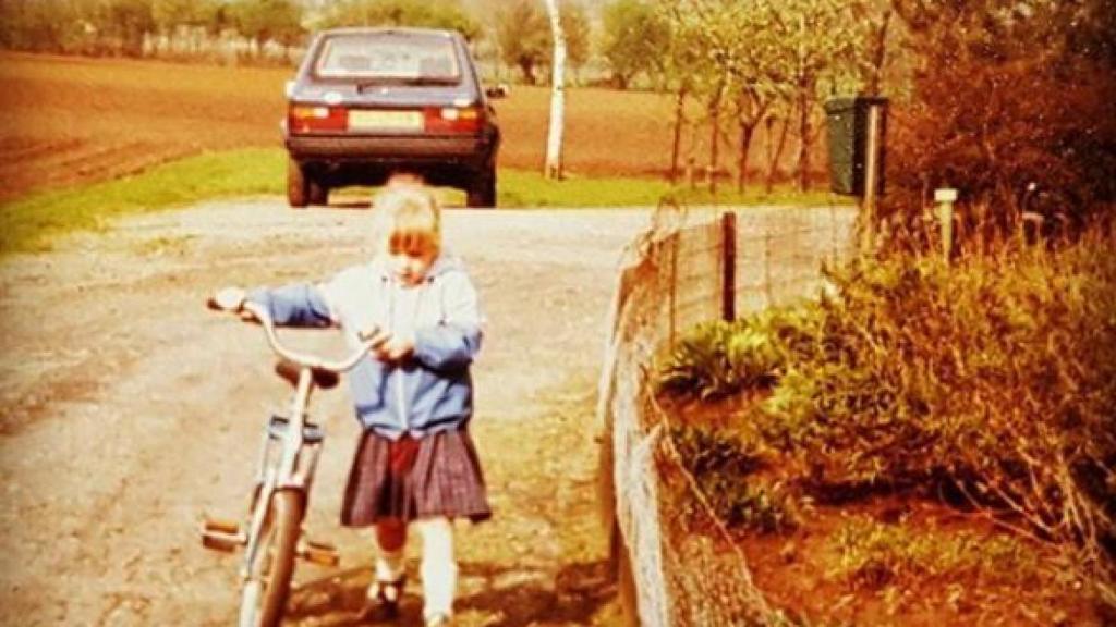 La estrella del ciclismo, con tres años, y con su bicicleta.