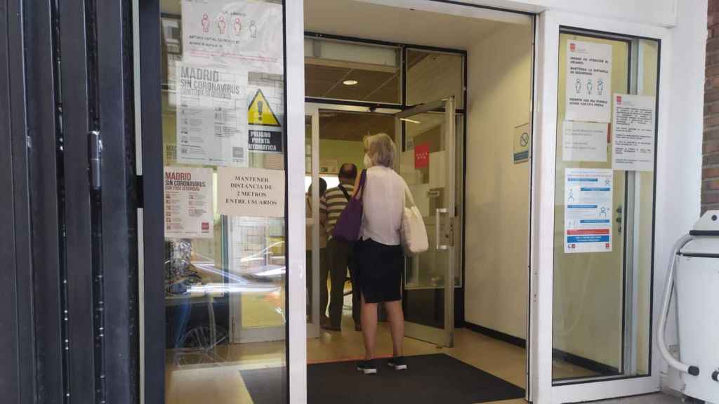 Varios pacientes esperan a ser atendidos en el Centro de Salud Linneo, en el distrito Imperial.