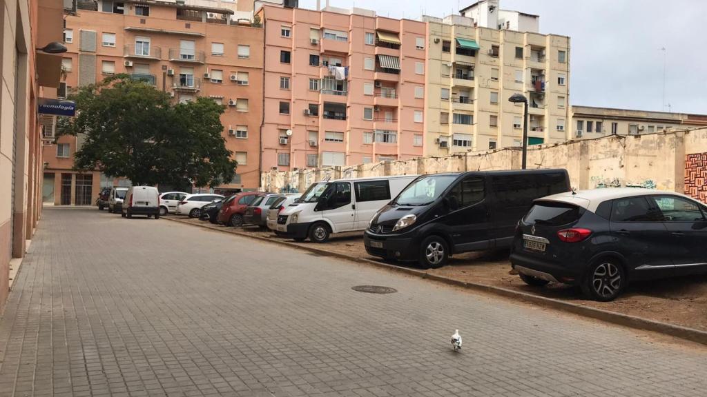 Descampado en el que apareció el coche con el cuerpo sin vida de la joven.