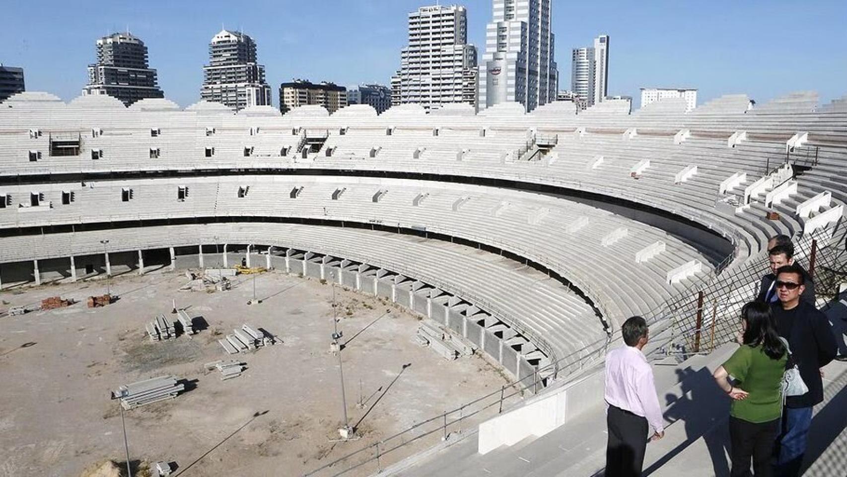 Peter Lim, en una visita al inacabado Nou Mestalla.