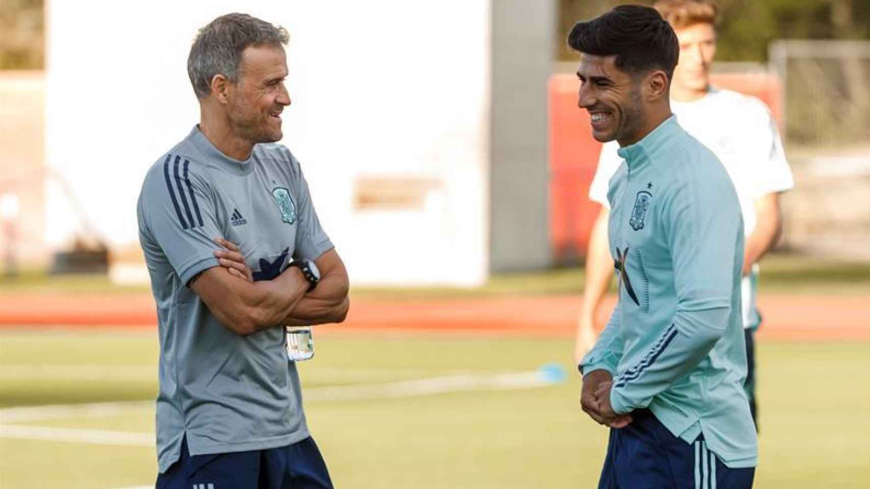 Luis Enrique y Marco Asensio, en un entrenamiento de la selección española