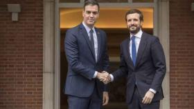 El presidente del Gobierno, Pedro Sánchez, y el líder del PP, Pablo Casado, en Moncloa.