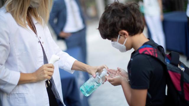 Un niño, a la entrada de un colegio, este martes.