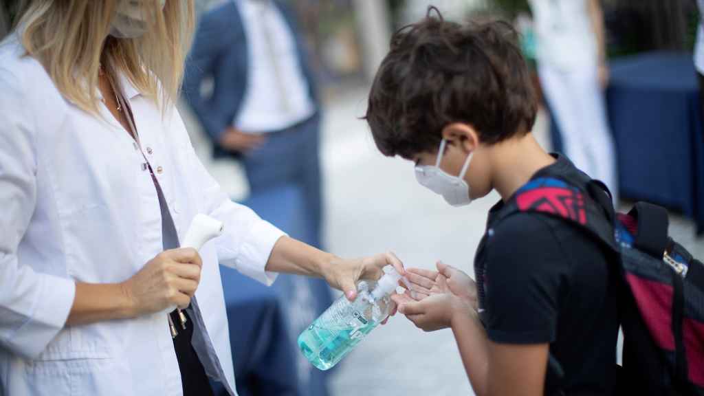 Un niño, a la entrada de un colegio.