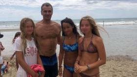 Toni Cantó, junto a las chicas que rescató en la playa de Oropesa