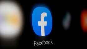 El logotipo de la aplicación de Facebook en un dispositivo móvil.