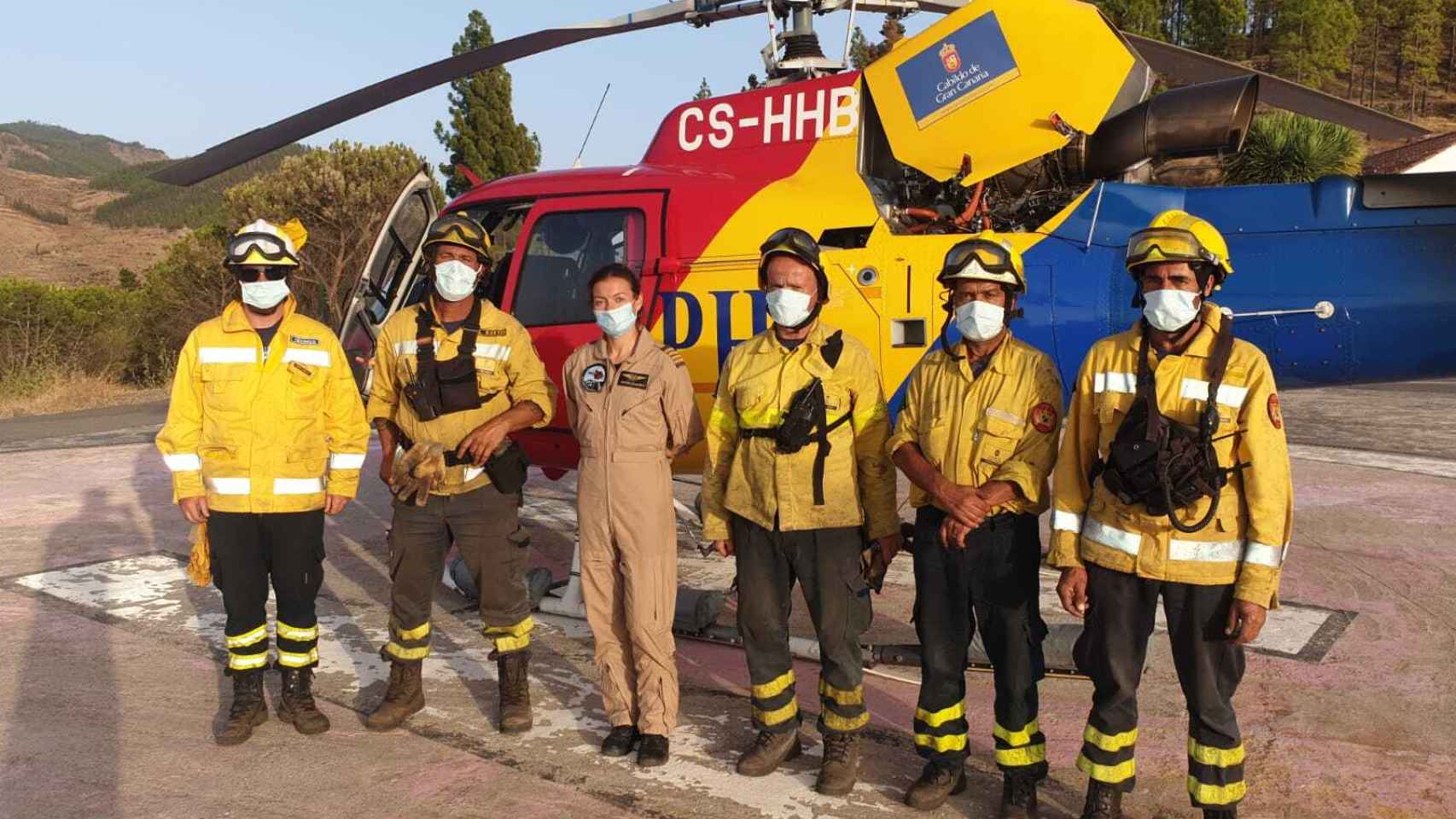 Marlene Nogueira (en el centro) junto a sus compañeros tras apagar un incendio en Gran Canaria este agosto.