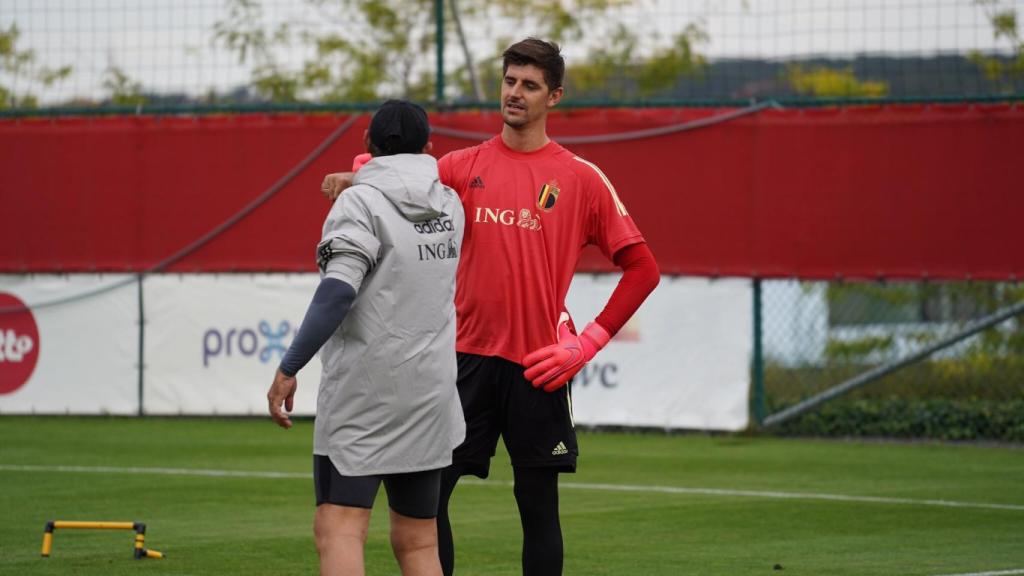 Courtois entrenando con Bélgica