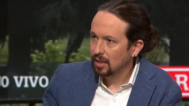 Pablo Iglesias con un moño perfecto y nuevos pendientes de cáscara de coco.