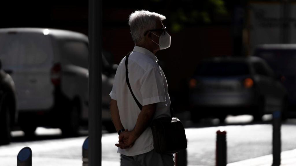 Un hombre camina por una calle de Santa Cruz de Tenerife haciendo uso de su mascarilla.
