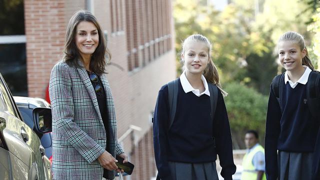 Letizia y Felipe acuden con sus hijas, Sofía y Leonor, el primer día de clase.