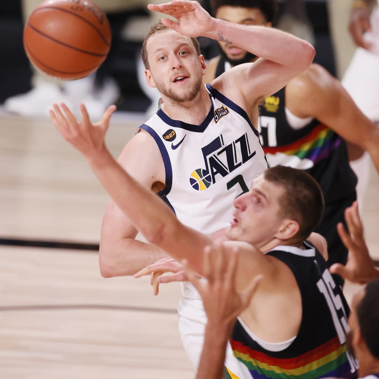 Jokic intenta robar un balón a Ingles