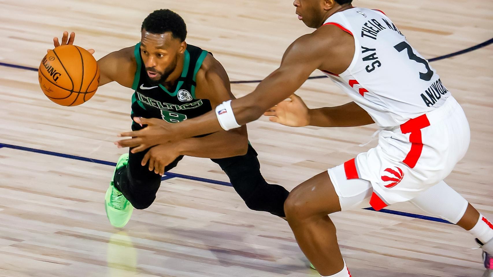 Kemba Walker intenta driblar a su defensor