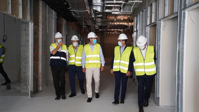 El presidente de la Junta de Andalucía, Juanma Moreno, visita las obras del Hospital Militar.