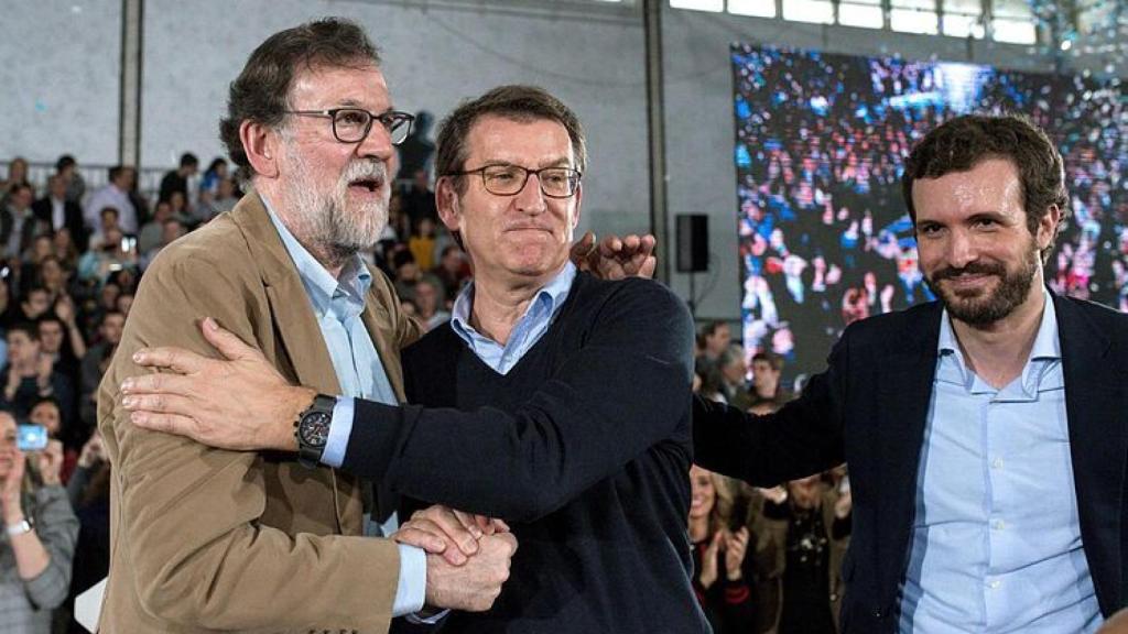 Mariano Rajoy (i), Alberto Núñez Feijóo (c) y Pablo Casado (d), en un acto en Orense.