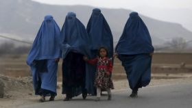 Varias mujeres afganas caminan vistiendo un burka.