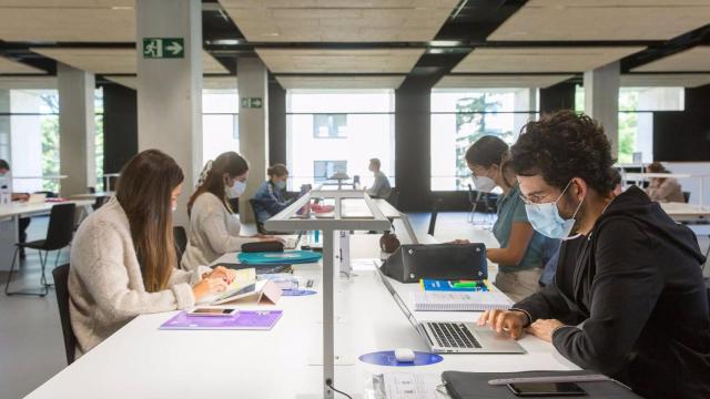 Mascarillas en la biblioteca de la universidad