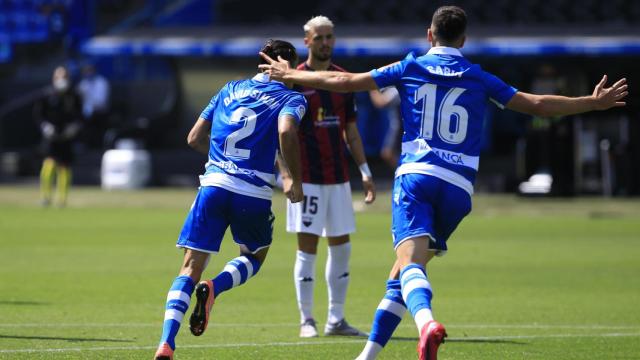 David Simón celebrando un gol con el Deportivo