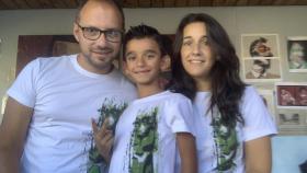 Fernando, Hugo y María con la camiseta solidaria de ART for DENT.