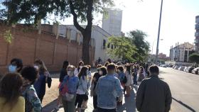 Varios profesores hacen cola para realizarse las pruebas serológicas en un centro en Madrid.