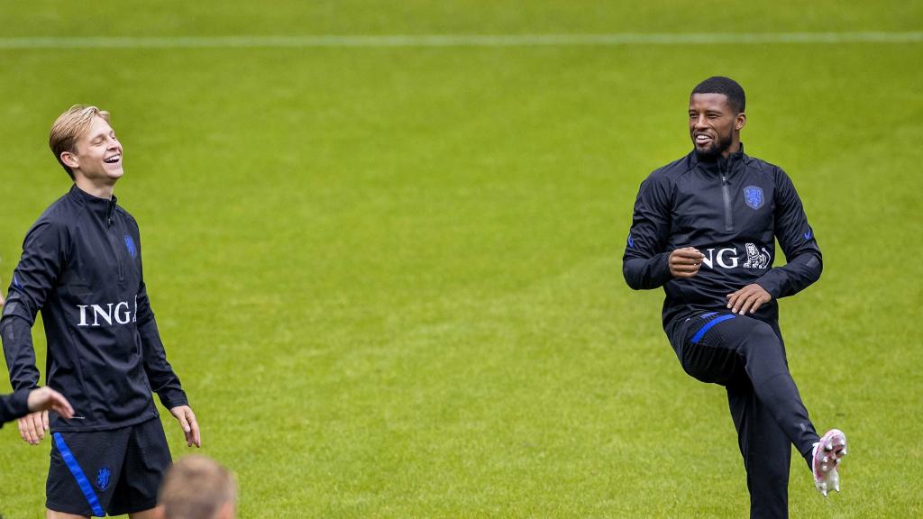 Frenkie de Jong, a la izquierda, y Georgino Wijnaldum, a la derecha, con la Selección de Holanda