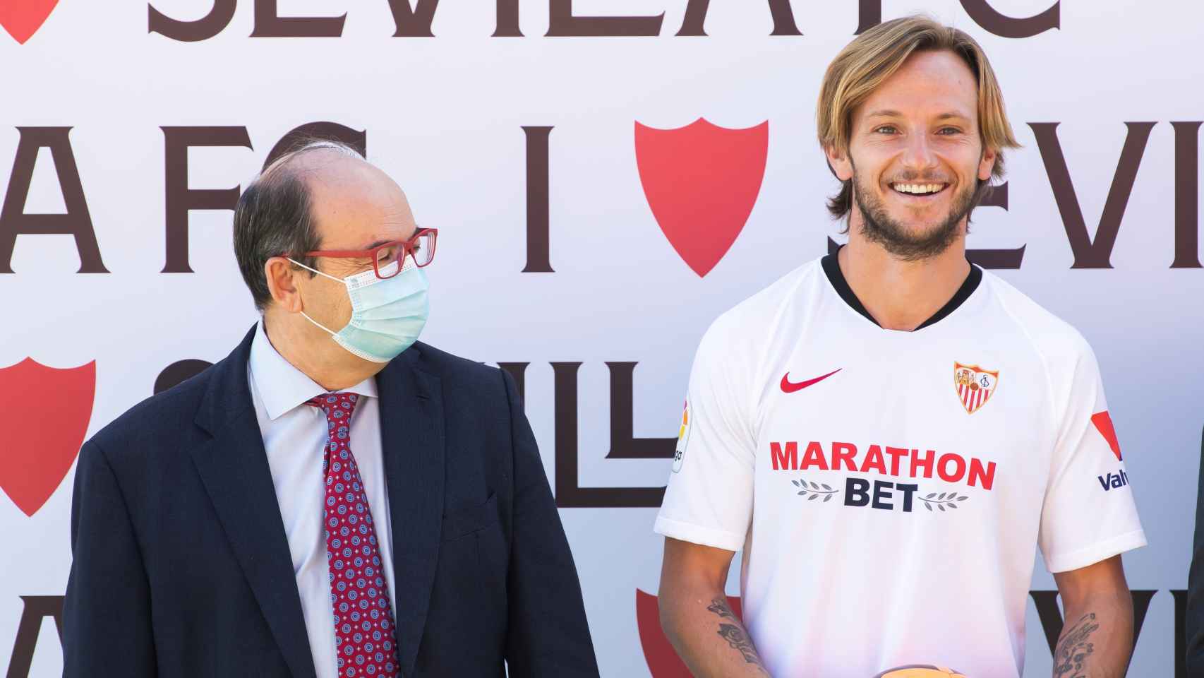 Pepe Castro junto a Ivan Rakitic en su presentación como nuevo jugador del Sevilla