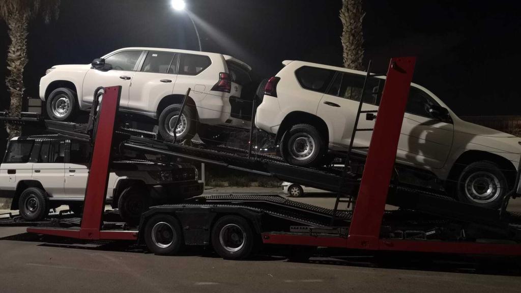 Un camión traslada recientemente por La Línea de la Concepción (Cádiz) varios vehículos Toyota hacia Gibraltar.