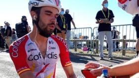 Jesús Herrada, sentado en el suelo, nada más terminar la etapa. Foto: Cofidis