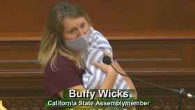 Buffy Wicks, durante su intervención con el bebé.