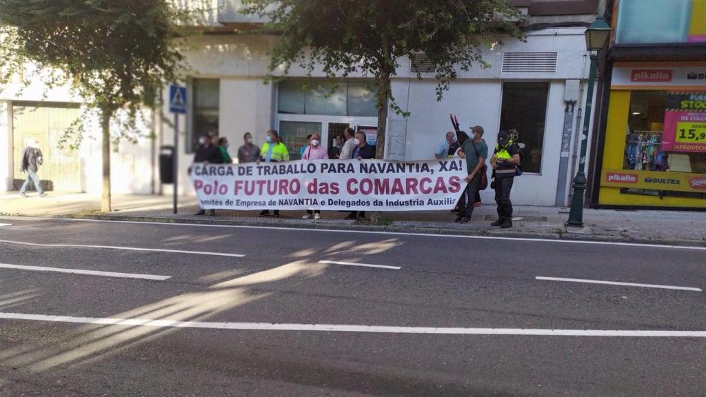 Trabajadores de Navantia Ferrol se concentran a las puertas del Parlamento de Galicia.