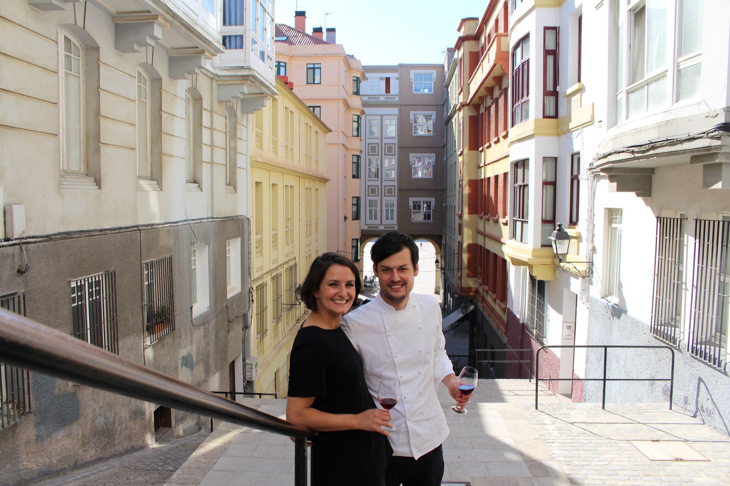 Balázs Menyhard y Nataly Rodríguez posan en las escaleras que dan nombre a su local