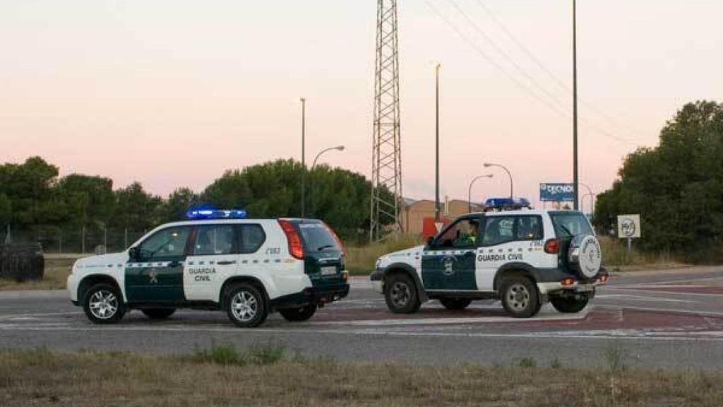 Dos vehículos de la Guardia Civil desplegados en la zona del tiroteo.