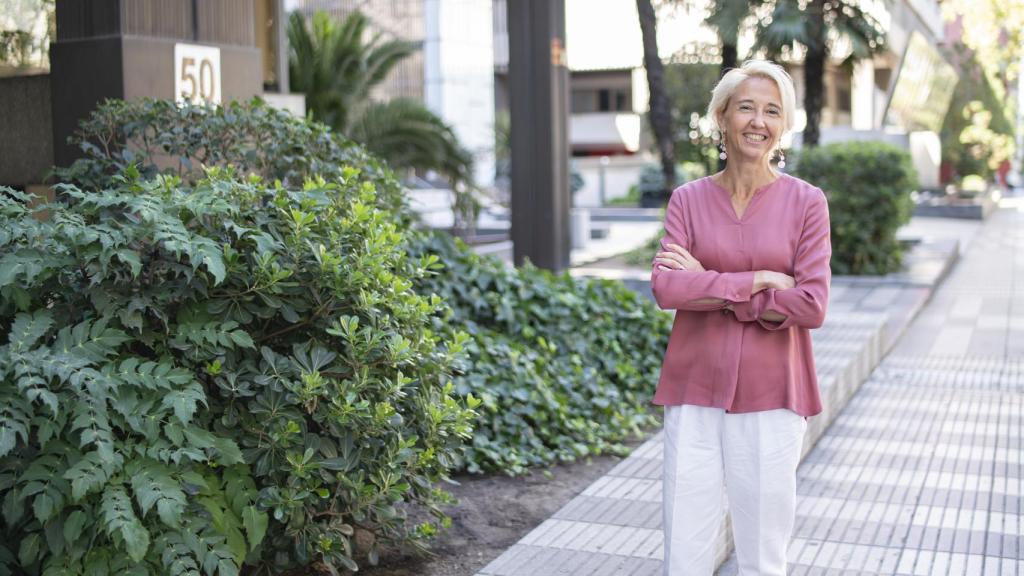 Isabel Sánchez posa para EL ESPAÑOL en el exterior de la sede del Opus Dei en Madrid.