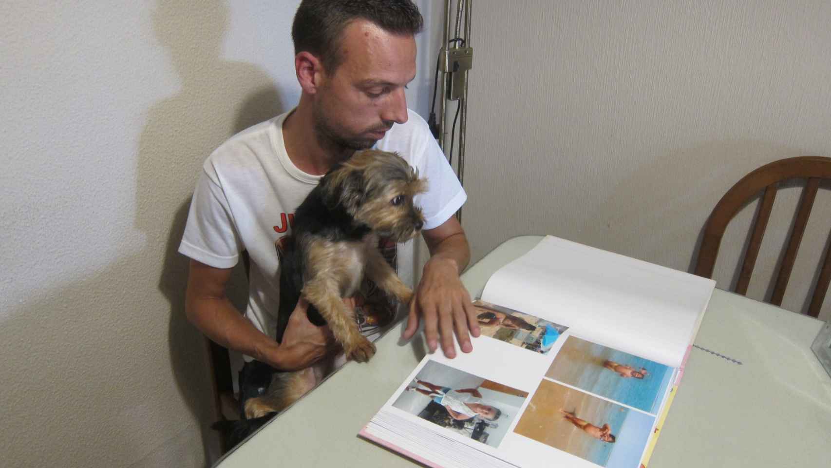 Joaquín Begines, el padre de Lucía, con su perra en su casa en una imagen de archivo.