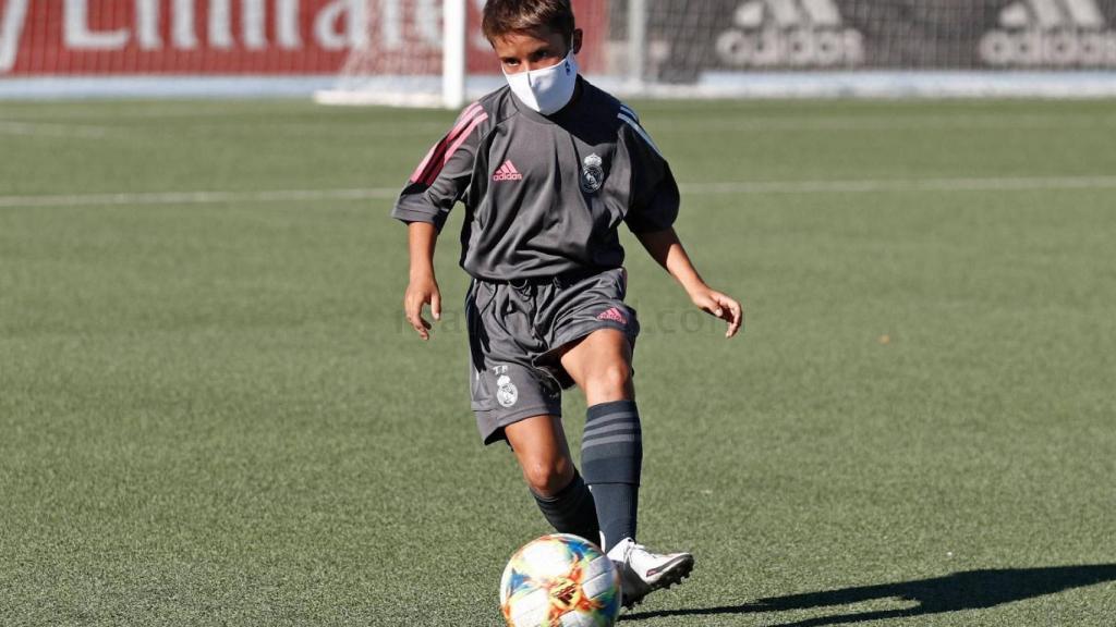 Un jugador Infantil del Real Madrid, durante un entrenamiento
