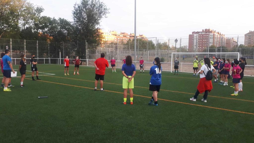 Las jugadoras del Escuela de Fútbol Carabanchel de categoría juvenil femenina