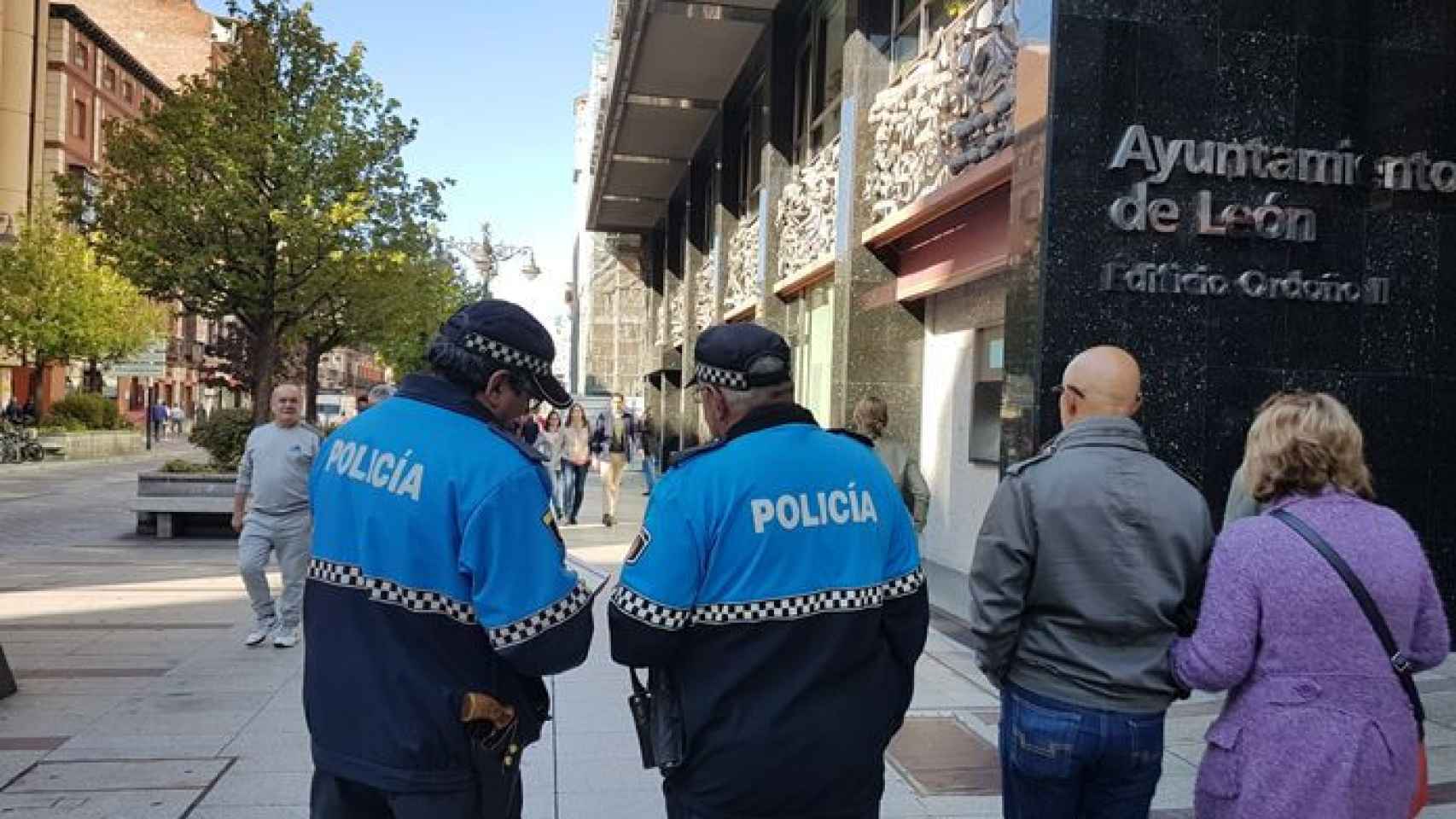 Dos agentes de la Policía durante su jornada de trabajo en León