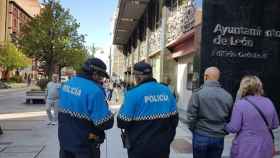 Dos agentes de la Policía durante su jornada de trabajo en León