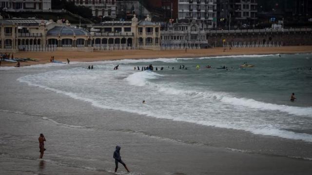 Vista de una casi vacía playa de La Cocha de San Sebastián.