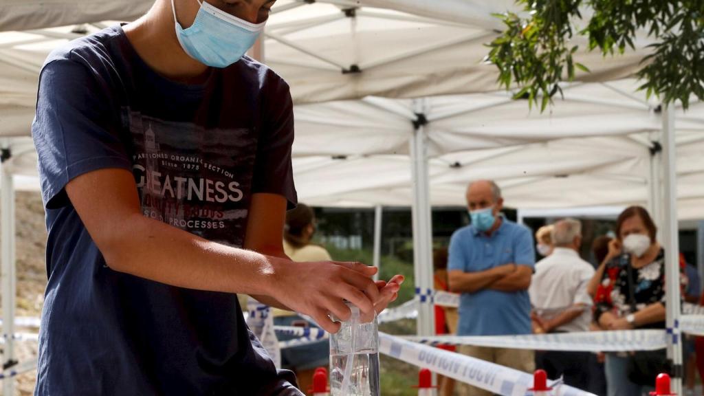 Cola para el cribado masivo con tests PCR en Sant Boi del Llobregat. EFE/Quique García