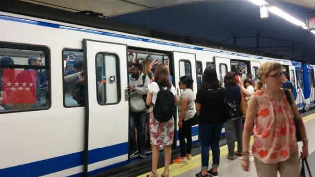 Un vagón de Metro de Madrid en hora punta.