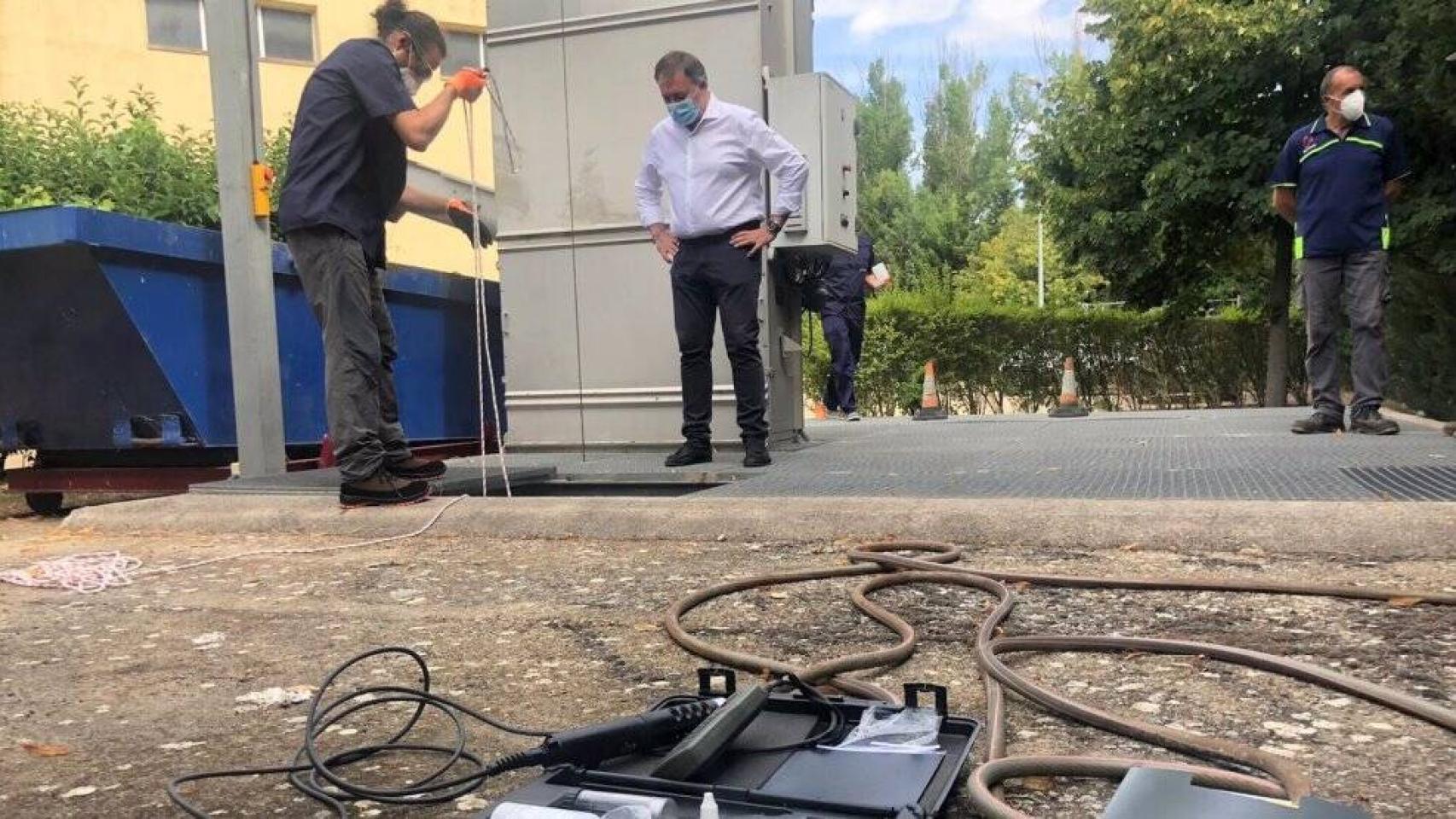 Toma de muestras en la EDAR de Cuenca para detectar COVID-19. Foto de archivo del Ayuntamiento de Cuenca