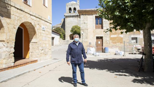 Alberto Blanco, primo de Pablo Casado y alcalde de Meneses de Campos (Palencia), en la plaza del pueblo.