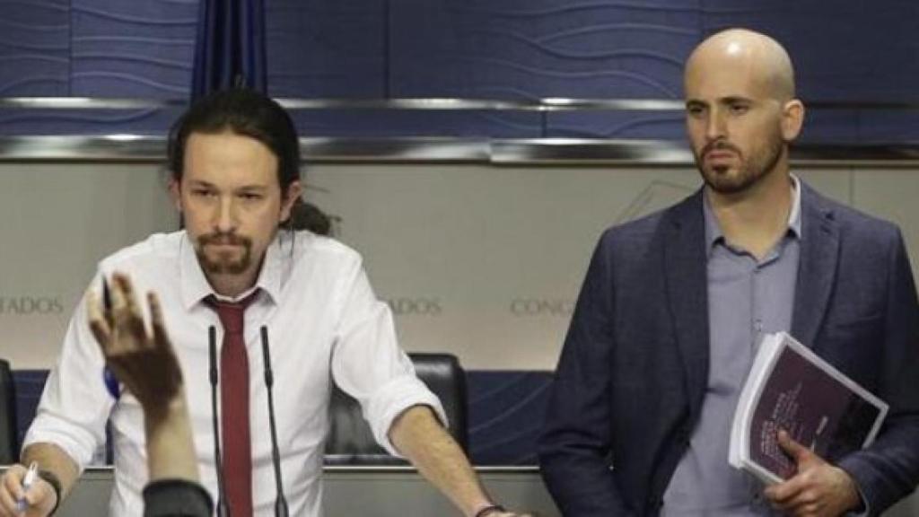 Pablo Iglesias, junto a Nacho Álvarez en el Congreso.