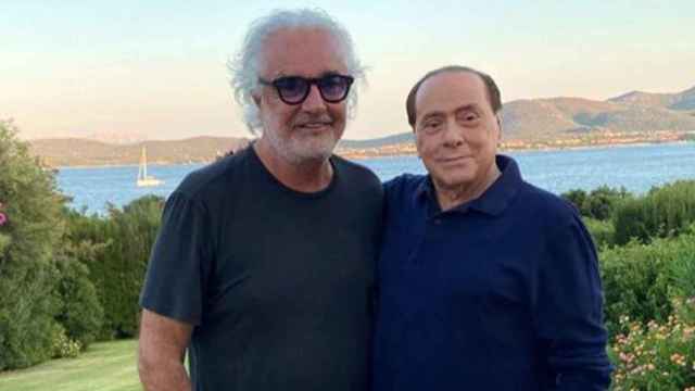 Silvio Berlusconi y Flavio Briatore, en la casa del político en Porto Cervo (Cerdeña).