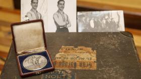 Medalla, fotografías y maleta de Ramón González.