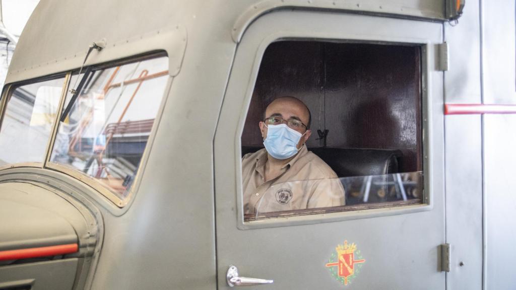 Fernando de la Hoz, experto en automóviles, subido al camión.