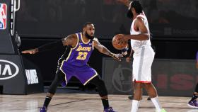 James Harden marca jugada ante LeBron James