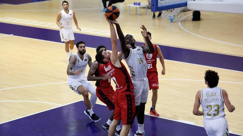 Garuba pelea por el rebote